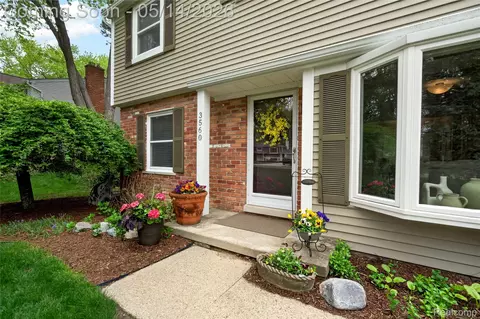 Exterior - 3560 Beach Rd, Troy, MI 48084 photo 3 of 9