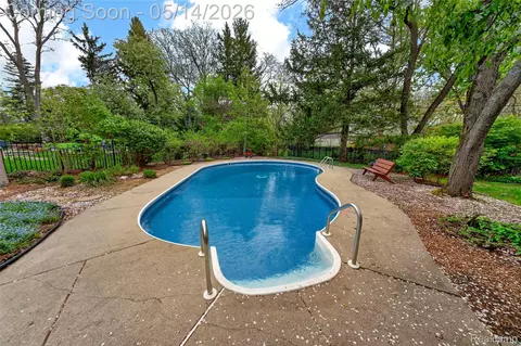 Exterior - 3560 Beach Rd, Troy, MI 48084 photo 6 of 9