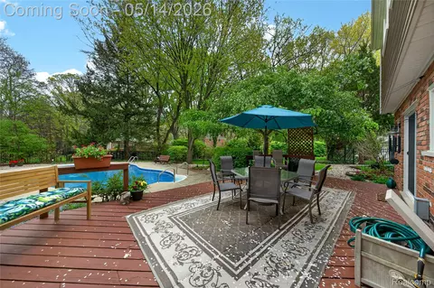 Exterior - 3560 Beach Rd, Troy, MI 48084 photo 2 of 9