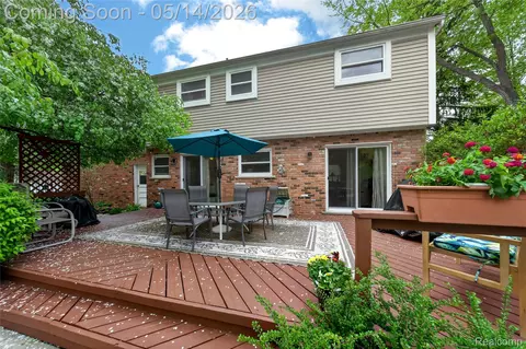 Exterior - 3560 Beach Rd, Troy, MI 48084 photo 4 of 9