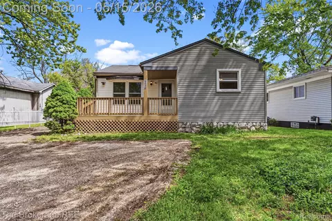 6430 Cloverton Dr, Waterford, MI 48329