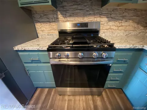 Kitchen - 6169 Johnson Rd, Flushing, MI 48433 photo 2 of 2