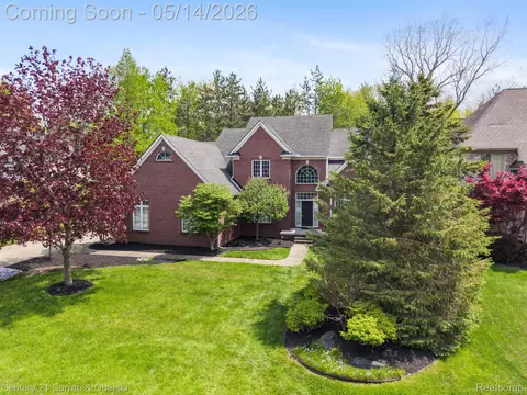27852 Larson Ln, Farmington Hills, MI 48331