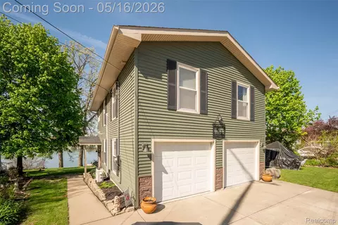 5477 Dooley Dr, Fenton, MI 48451
