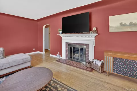 Living - 1137 E Main St, Flushing, MI 48433 photo 1 of 4