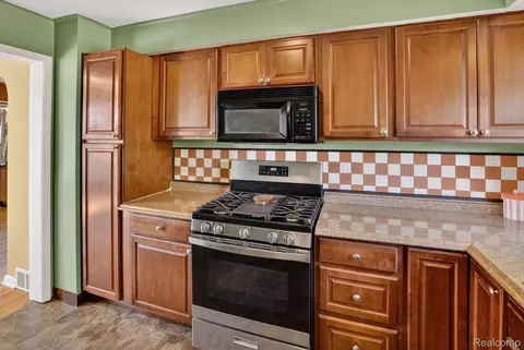 Kitchen - 1137 E Main St, Flushing, MI 48433 photo 4 of 4