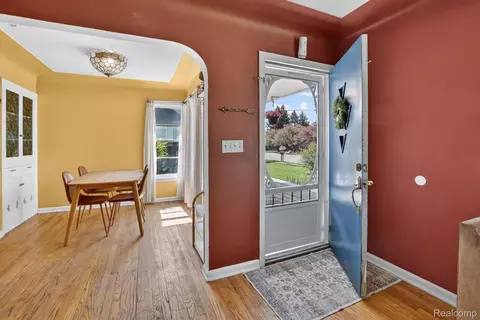 Entry Way - 1137 E Main St, Flushing, MI 48433 photo 1 of 2