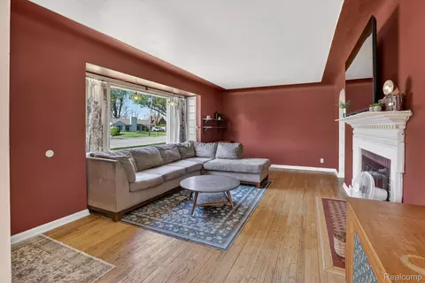 Living - 1137 E Main St, Flushing, MI 48433 photo 3 of 4