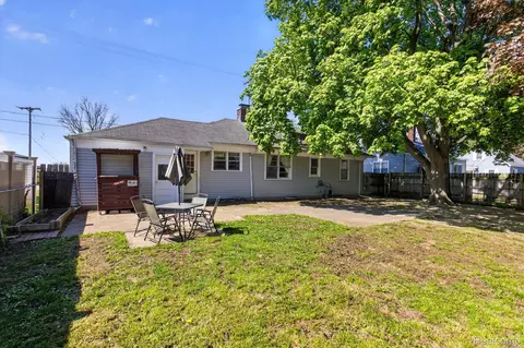 Exterior - 1137 E Main St, Flushing, MI 48433 photo 2 of 7