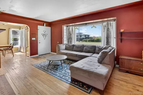 Living - 1137 E Main St, Flushing, MI 48433 photo 2 of 4