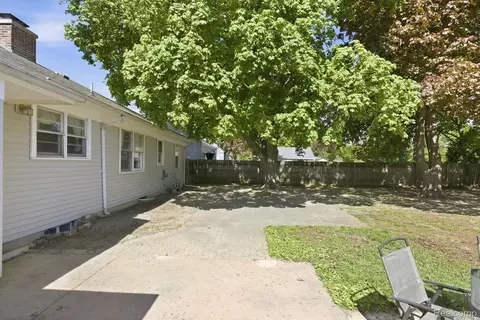 Exterior - 1137 E Main St, Flushing, MI 48433 photo 5 of 7