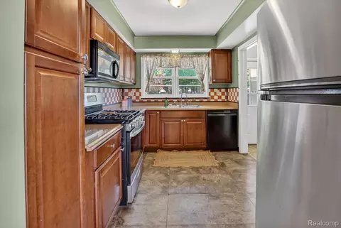 Kitchen - 1137 E Main St, Flushing, MI 48433 photo 1 of 4