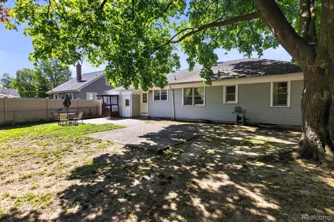 Exterior - 1137 E Main St, Flushing, MI 48433 photo 4 of 7