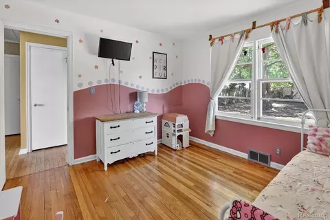 Bedroom - 1137 E Main St, Flushing, MI 48433 photo 3 of 5