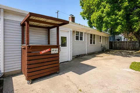 Exterior - 1137 E Main St, Flushing, MI 48433 photo 6 of 7