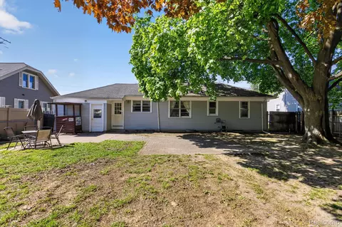 Exterior - 1137 E Main St, Flushing, MI 48433 photo 3 of 7