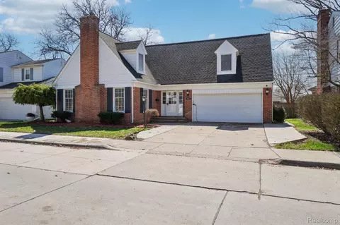 20600 Danbury Ln, Harper Woods, MI 48225