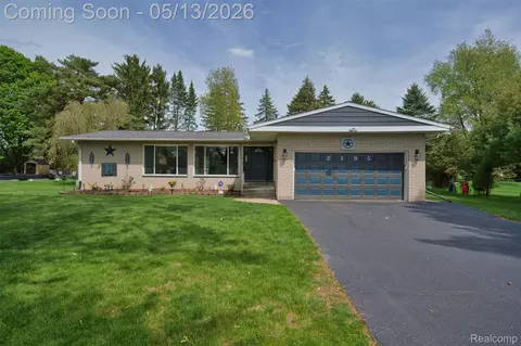 2195 Strader Dr, West Bloomfield, MI 48324