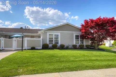 39887 Village Wood Ln #86, Novi, MI 48375