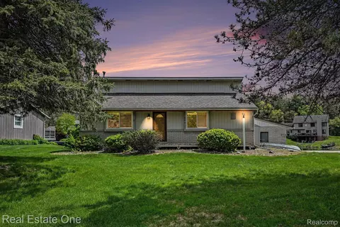 899 Rachelle St, White Lake, MI 48386