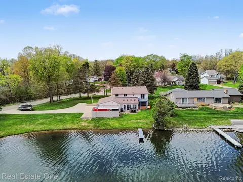 899 Rachelle St, White Lake, MI 48386