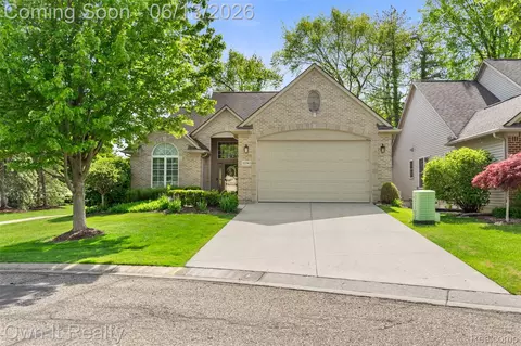 1250 Windsong Dr, Waterford, MI 48327