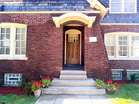 488 Parkview Dr, Detroit, MI 48214