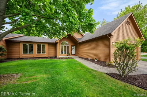 222 Glenwood Ave, Fenton, MI 48430