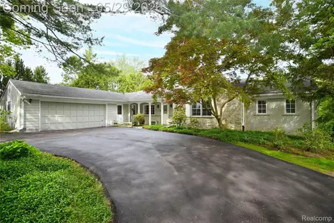 2026 W Bend Ct, Bloomfield Hills, MI 48302