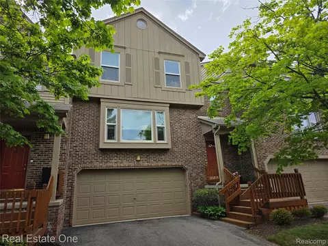 4201 Breckenridge Dr #74, West Bloomfield, MI 48322