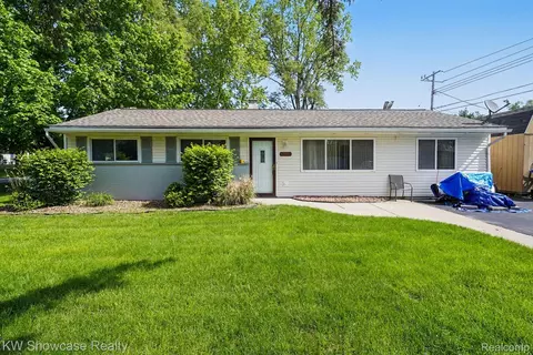 6612 Rowley Dr, Waterford, MI 48329
