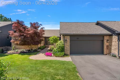 1954 Pine Ridge Ct, Bloomfield Township, MI 48302