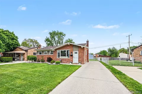 1319 Easley Dr, Westland, MI 48186