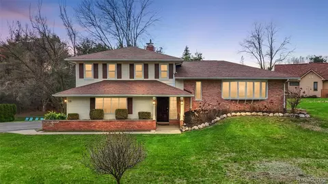 125 Cayuga Rd, Orion, MI 48362