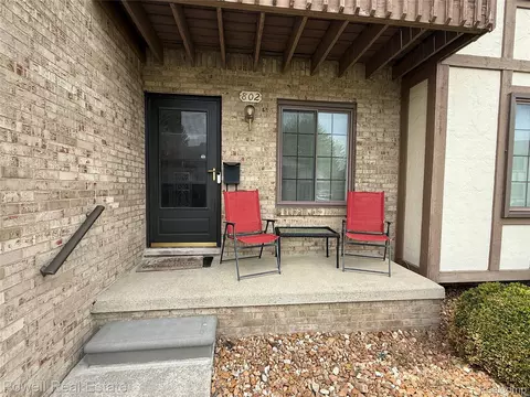 802 Country Club Dr, Saint Clair Shores, MI 48082