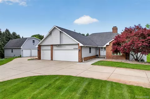 13749 Merrie Meadow Ln, Green Oak, MI 48178