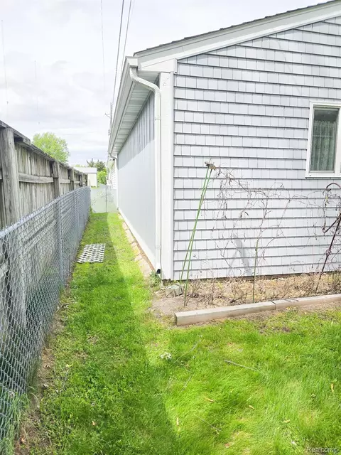 Exterior - 12929 Matthews St, Carleton, MI 48117 photo 9 of 12