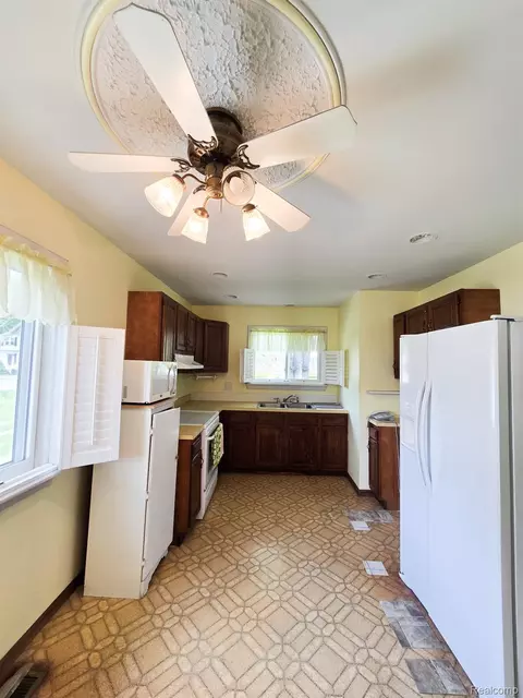 Kitchen - 12929 Matthews St, Carleton, MI 48117 photo 4 of 7