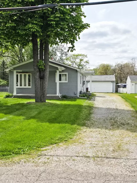 12929 Matthews St, Carleton, MI 48117
