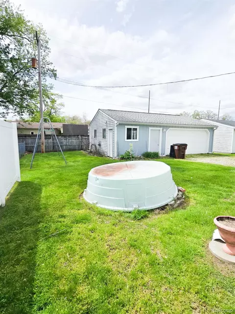 Exterior - 12929 Matthews St, Carleton, MI 48117 photo 4 of 12