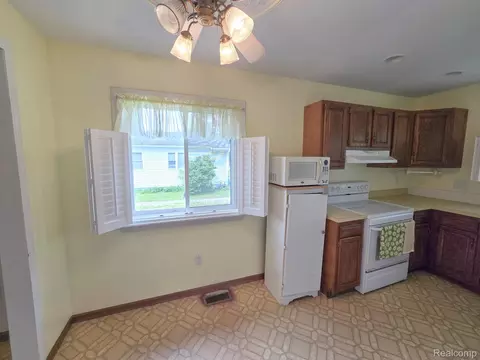Kitchen - 12929 Matthews St, Carleton, MI 48117 photo 5 of 7