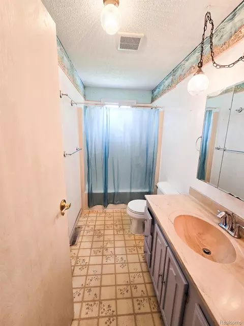 Bath - 12929 Matthews St, Carleton, MI 48117 photo 1 of 2