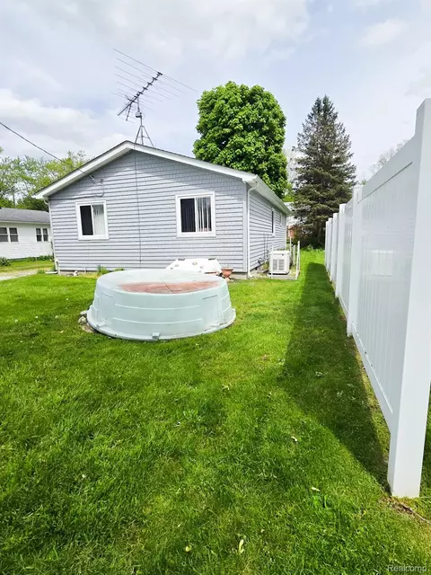 Exterior - 12929 Matthews St, Carleton, MI 48117 photo 5 of 12