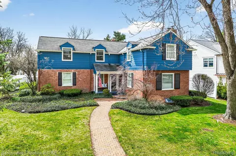 1088 Rivenoak St, Birmingham, MI 48009