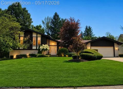 31128 Applewood Ln, Farmington Hills, MI 48331