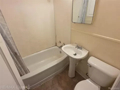 Bath - 726 Oda St, Davison, MI 48423 photo 2 of 2