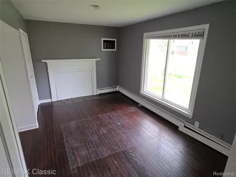 Living - 726 Oda St, Davison, MI 48423 photo 7 of 7