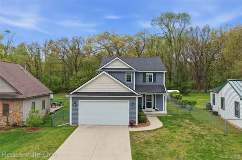 8915 Gittins St, Commerce, MI 48382