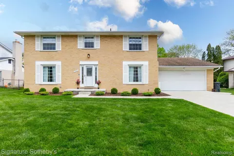 28205 Tavistock Trl, Southfield, MI 48034