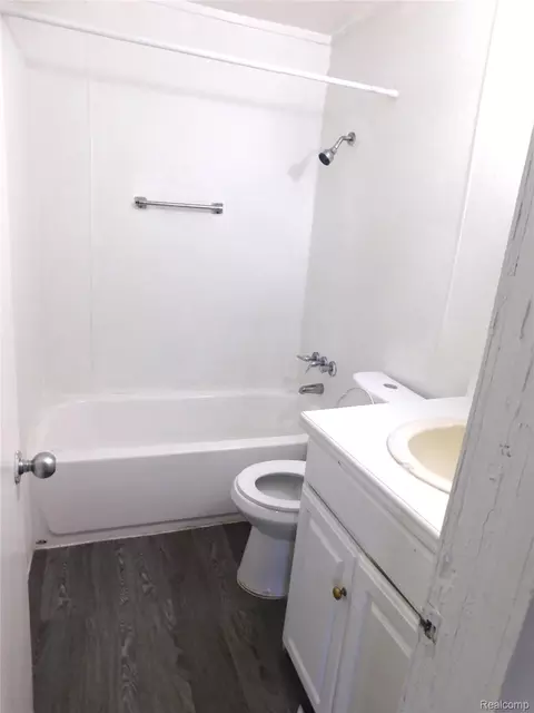 Bath - 722 Barrie Ave, Flint, MI 48507 photo 1 of 1